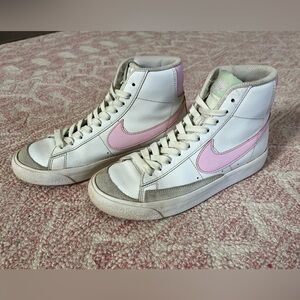 Nike Big Kids Blazer Mid '77 (summit white / pink foam -coconut milk) size 4Y